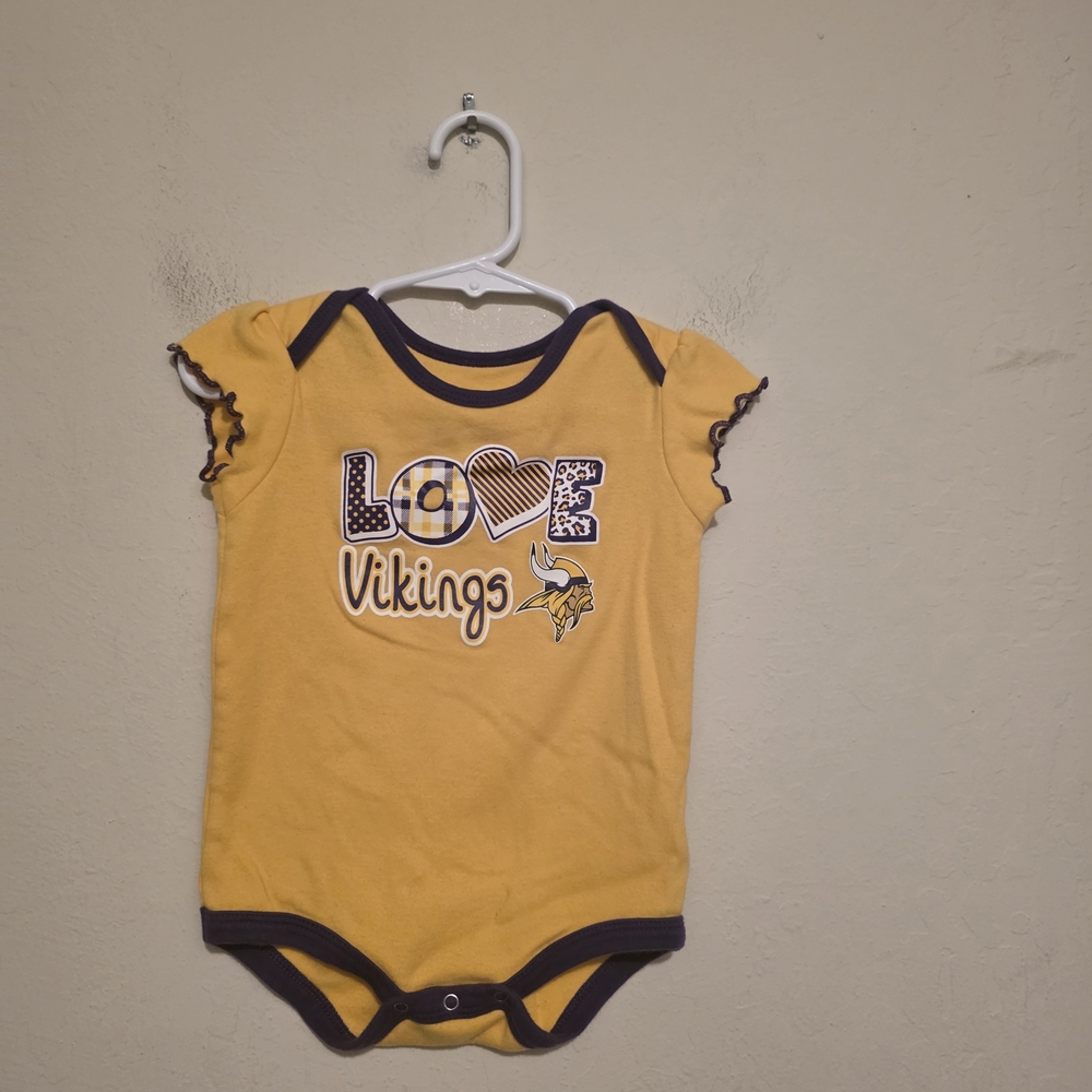 Team Apparel Minnesota Vikings Yellow Graphic Bodysuit Short Sleeve 18M